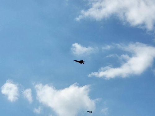 7月19日，在位于庆尚南道泗川市的空军基地跑道上，韩国自主研制的超音速战机KF-21“猎鹰”的第一号原型机进行了飞行试验。 韩联社/读者供图（图片严禁转载复制）