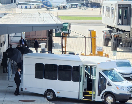 当地时间7月19日，韩国国家情报院院长金奎显抵达美国华盛顿杜勒斯国际机场。图为保安人员撑伞保密。 韩联社