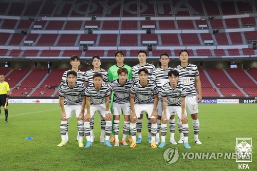 7月20日，在日本爱知县的丰田体育场，韩国男足在出战2022年东亚杯首轮比赛前合影留念。韩国当天对阵中国，以3比0取胜。 韩联社/大韩足球协会供图（图片严禁转载复制）