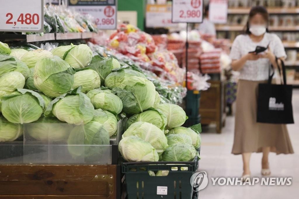 资料图片：7月4日，在首尔一家大型超市，一市民前来买菜。 韩联社