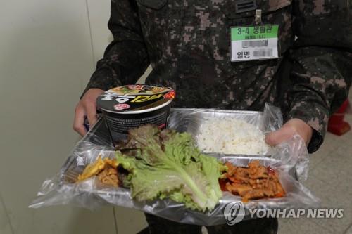 资料图片：韩军食堂的官兵午餐盒 韩联社