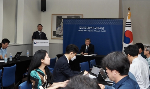当地时间7月25日，赵太庸在韩国驻美大使馆与特派记者座谈。 韩联社/华盛顿特派记者联合采访团