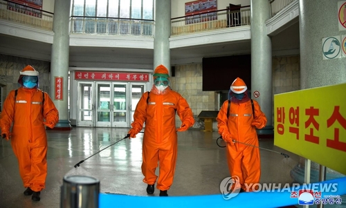 资料图片：朝中社5月17日报道称，平壤火车站的工作人员正开展高强度消杀作业。 韩联社/朝中社（图片仅限韩国国内使用，严禁转载复制）