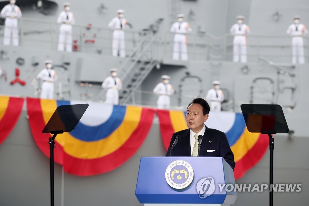 7月28日上午，在蔚山市的现代重工业公司，韩国总统尹锡悦出席海军8200吨级宙斯盾驱逐舰首舰“正祖大王”号下水仪式并致辞。 韩联社