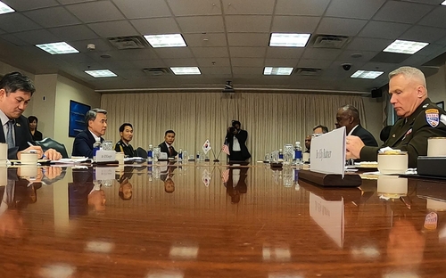 当地时间7月29日，在美国国防部大楼，韩国国防部长官李钟燮（左排左二）和美国国防部长劳埃德·奥斯汀（右排右二）举行会谈。 驻华盛顿特派记者团（图片严禁转载复制）