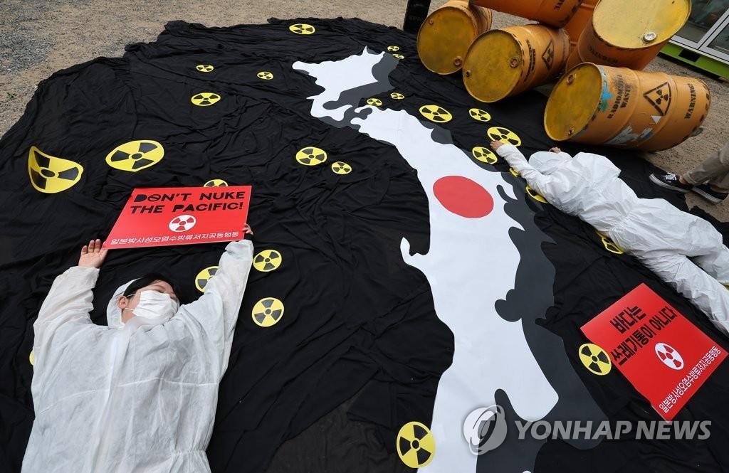 资料图片：6月8日，在位于首尔钟路区的公民团体“环境运动联盟”前院，该团体举行反对日本核污水排海的记者会。图为参加人员表演日本核废水入海的危害。 韩联社