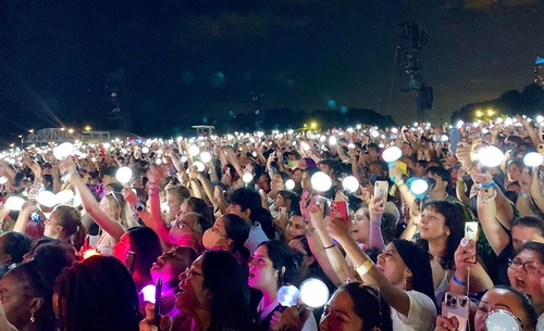 当地时间7月31日，在美国芝加哥，韩国男团防弹少年团（BTS）成员j-hope（郑号锡）作为头牌音乐人（headliner）在全球最大规模摇滚音乐节--2022俊杰音乐节（Lollapalooza）上登台献艺。图为粉丝们热情挥舞荧光棒。 韩联社