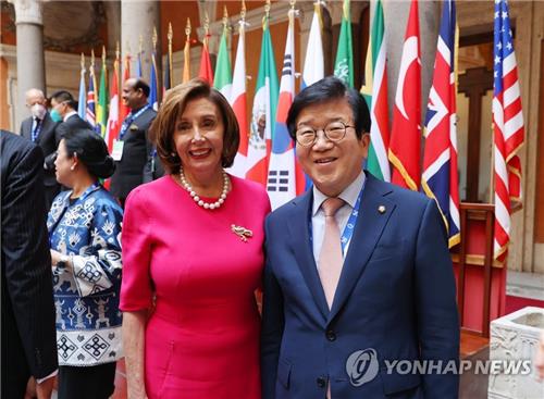 资料图片:当地时间2021年10月7日,在罗马举行的第七届二十国集团(G20)议长会议上,韩国时任国会议长朴炳锡(右)与美国国会众议院议长南希·佩洛西在会谈前合影。 韩联社/韩国国会供图(图片严禁转载复制)