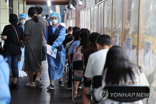 8月2日，在首尔松坡区卫生站的新冠筛查诊所，市民排队待检。 韩联社