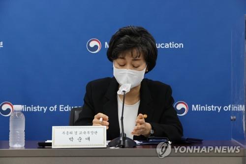 8月2日，在首尔市钟路区中央政府办公大楼，出席家长团体座谈会的朴顺爱神情凝重。 韩联社