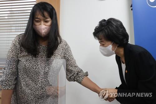 8月2日，在首尔市钟路区中央政府办公大楼，朴顺爱在与家长团体座谈后与一位团体负责人握手。 韩联社