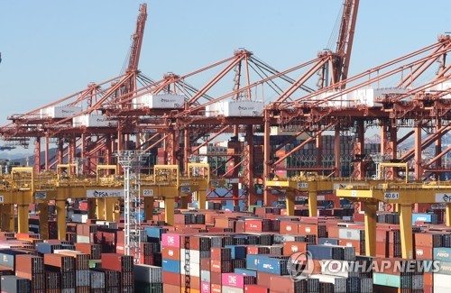 资料图片：港口堆积的集装箱 韩联社