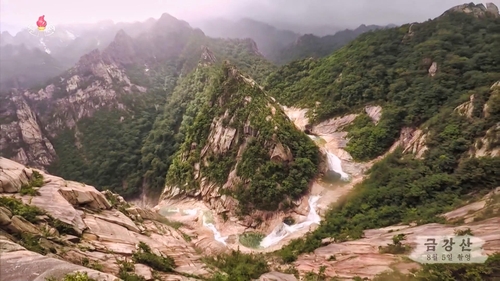 朝鲜中央电视台8月7日播出一段介绍金刚山美景的视频。图为8月5日拍摄的九龙瀑布。 韩联社/朝鲜央视画面截图（图片仅限韩国国内使用，严禁转载复制）