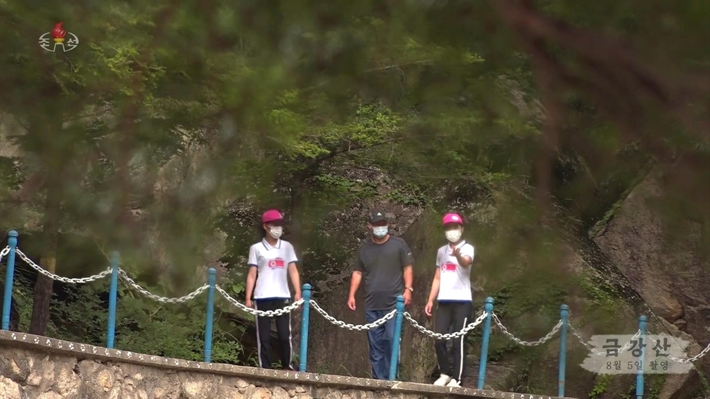 朝鲜中央电视台8月7日播出一段介绍金刚山美景的视频。图为朝鲜导游给游客讲解。 韩联社/朝鲜央视画面截图（图片仅限韩国国内使用，严禁转载复制）