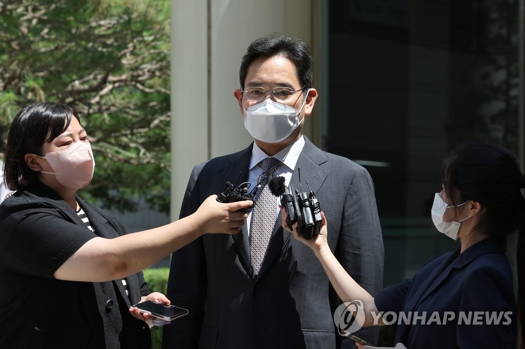 8月12日，在首尔中央地方法院，三星电子副会长李在镕出庭受审后，对获赦发表立场。 韩联社