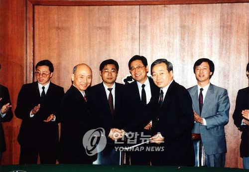 资料图片：1992年4月11日，韩中外交部门官员签署投资协议。 韩联社