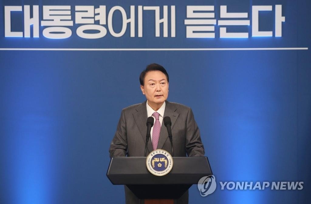 8月17日，在首尔龙山总统府，韩国总统尹锡悦出席就职百日记者会并发言。 韩联社