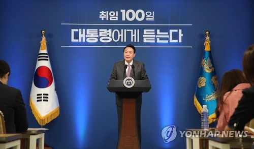 8月17日，在首尔龙山总统府，韩国总统尹锡悦出席就职百日记者会并发言。 韩联社