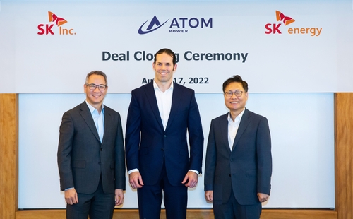 左起依次是SK股份公司绿色投资中心主任金武焕、Atom Power首席执行官瑞恩·肯尼迪、SK能源S&P推进团长姜东秀。 SK股份公司供图（图片严禁转载复制）