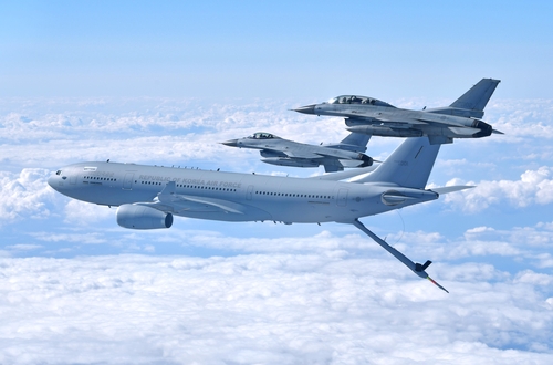 资料图片：“KC-330”空中加油机（前一）和“KF-16”战斗机演练执行空中加油任务。 韩联社/空军供图（图片严禁转载复制）