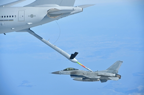 资料图片：“KC-330”空中加油机（左上方）和“KF-16”战斗机演练执行空中加油任务。 韩联社/空军供图（图片严禁转载复制）