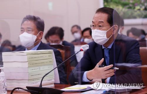 8月18日，韩国统一部长官权宁世（右）在国会外交统一委员会全体会议上进行工作汇报。 韩联社/国会摄影记者团