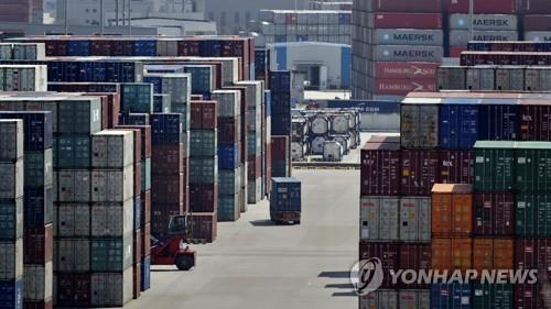 资料图片：中国上海洋山港的进出口集装箱码头 韩联社
