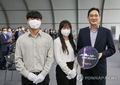 8月19日，在京畿道龙仁市器兴园区，三星电子副会长李在镕（右）出席三星电子器兴半导体研发中心动工仪式并与员工合影。 韩联社/三星电子供图（图片严禁转载复制）