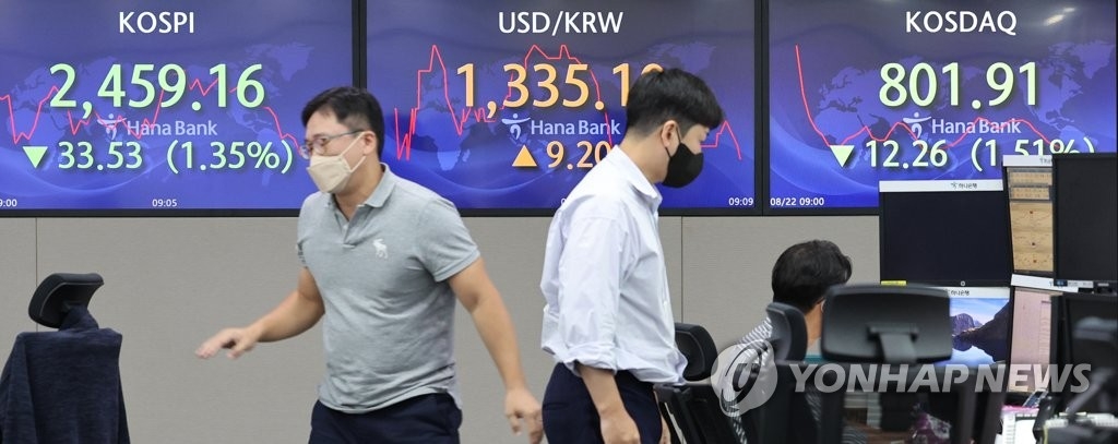 8月22日，韩亚银行总行大屏幕显示实时汇率。 韩联社
