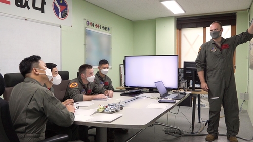 韩美战机驾驶员共同参加“双鹰”空演。 韩国空军供图（图片严禁转载复制）