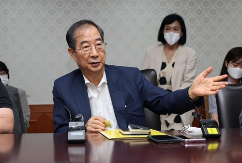 8月25日，在中央政府首尔办公楼，韩国国务总理韩悳洙与跑口记者座谈。 韩联社