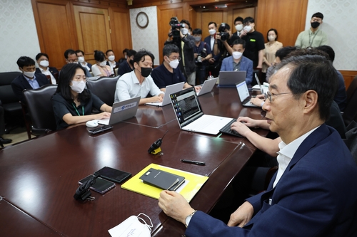 8月25日，在中央政府首尔办公楼，韩国国务总理韩悳洙（右一）与跑口记者座谈。 韩联社
