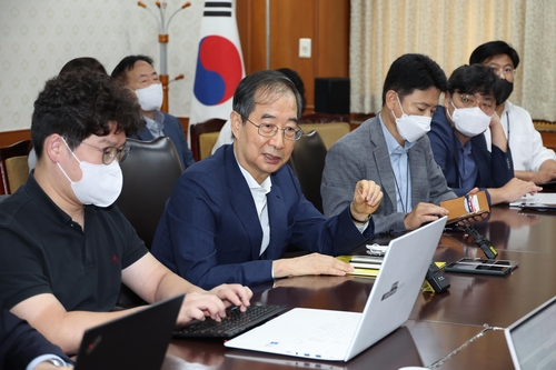 8月25日，在中央政府首尔办公楼，韩国国务总理韩悳洙（左二）与跑口记者座谈。 韩联社