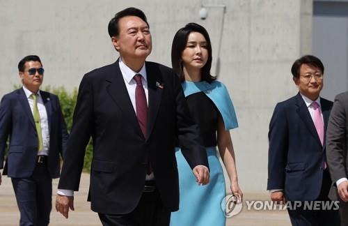 资料图片：尹锡悦（左二）和夫人金建希（左三） 韩联社