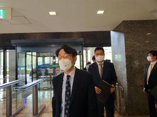 8月26日，韩国外交部亚太局局长李相烈（左一）访问日本外务省。 韩联社
