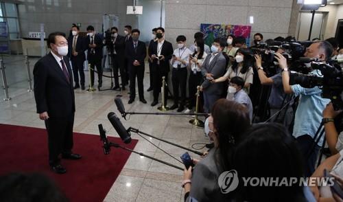 8月29日，在首尔龙山总统府，韩国总统尹锡悦接受记者采访。 韩联社