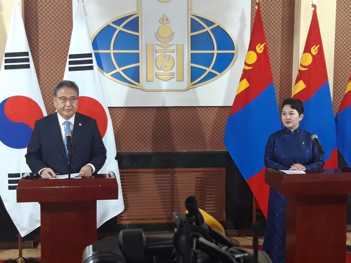 8月29日，在位于乌兰巴托的蒙古国外交部大楼，韩国外交部长官朴振（左）和蒙古国外交部长巴特孟克·巴特策策格共同会见记者介绍会谈结果。 韩联社