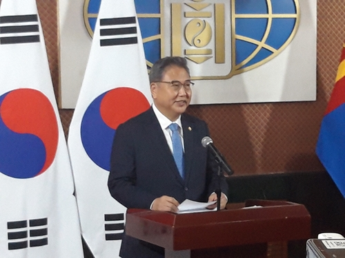 8月29日，在位于乌兰巴托的蒙古国外交部大楼，韩国外交部长官朴振出席记者会并发言。 韩联社