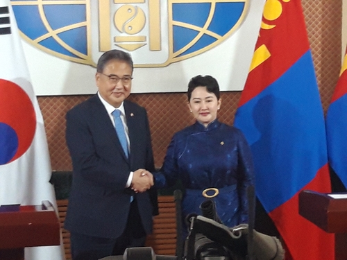 8月29日，在位于乌兰巴托的蒙古国外交部大楼，韩国外交部长官朴振（左）和蒙古国外交部长巴特孟克·巴特策策格在记者会上握手合影。 韩联社