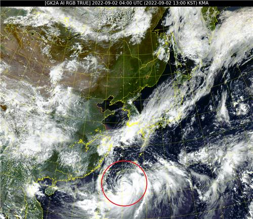 红圈内是韩国千里眼2A号卫星于9月2日下午1时捕捉到的今年第11号台风“轩岚诺”。 韩国国家气象卫星中心供图（图片严禁转载复制）