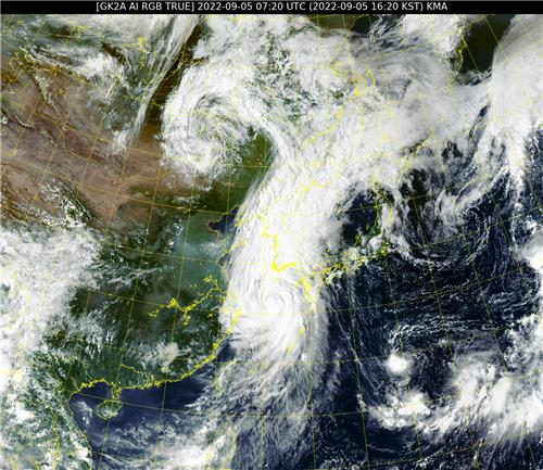 9月5日下午4时20分的“轩岚诺”卫星图片 韩联社/国家气象卫星中心供图（图片严禁转载复制）