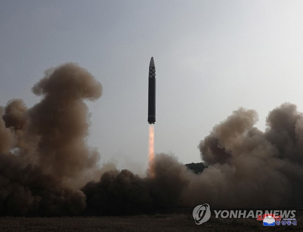 资料图片：朝中社2022年3月25日报道称，朝鲜前一天在国务委员会委员长金正恩的指导下试射了“火星17”新型洲际弹道导弹（ICBM）。 韩联社/朝中社（图片仅限韩国国内使用，严禁转载复制）