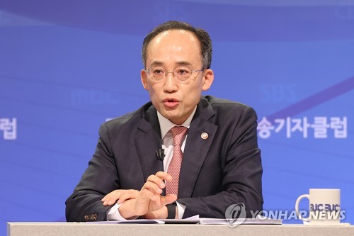 9月7日，在韩国广电会馆，副总理兼企划财政部长官秋庆镐出席广电记者俱乐部讨论会。 韩联社