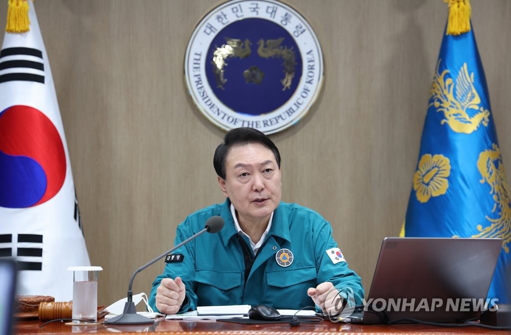 9月7日，在首尔龙山总统府，韩国总统尹锡悦主持召开紧急国务会议，检查台风“轩岚诺”的受灾情况。 韩联社