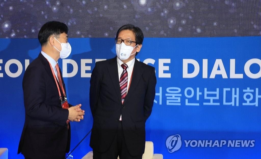 9月7日，在首尔乐天酒店，韩国国防部次官申范澈（左）与日本防卫审议官冈真臣进行交谈。 韩联社