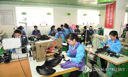 资料图片：朝鲜皮鞋厂女工 韩联社/《朝鲜新报》（图片仅限韩国国内使用，严禁转载复制）