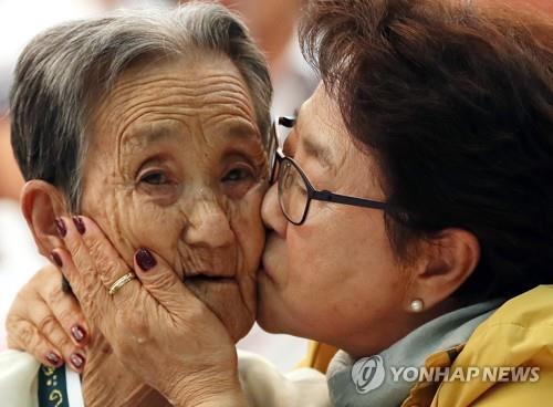 资料图片：韩朝离散家属团聚。 韩联社