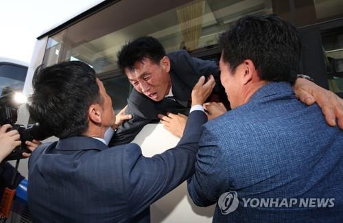 资料图片：韩朝离散家属团聚。 韩联社/新闻通讯采访团