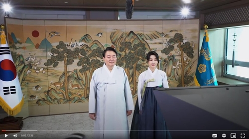 尹锡悦与李建希在总统府录制视频祝词。 韩联社/总统府供图（图片严禁转载复制）