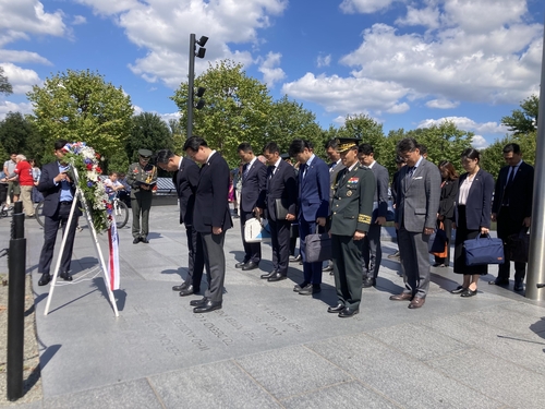 当地时间9月14日，在华盛顿韩战纪念碑前，赵贤东敬献鲜花。 韩驻美使馆供图（图片严禁转载复制）
